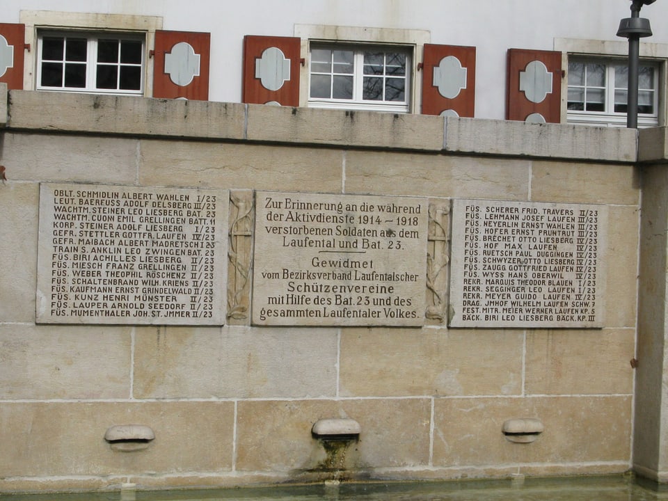 Die Namen von christlichen Soldaten aus der Region Laufen, die an der Spanischen Grippe starben, sind auf Stein eingemeisselt.