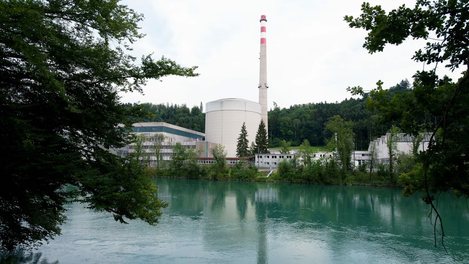 Muehleberg, Kanton Bern, Schweiz - Das Kernkraftwerk Muehleberg neben einem Fluss.