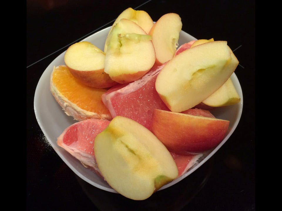 Schüssel mit geschnittenen Früchten