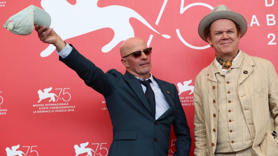 Regisseur Jacques Audiard posiert mit Schauspieler John C. Reilly in Venedig für die Fotografen.