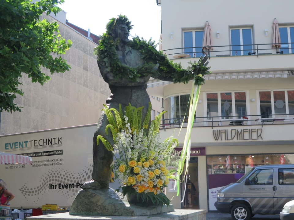 Statue mit Blumen