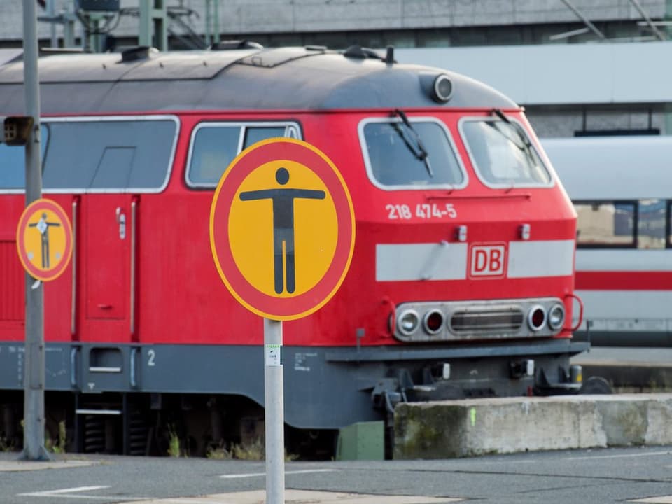 Am Hauptbahnhof Hannover steht eine weitere geparkte Lokomotive