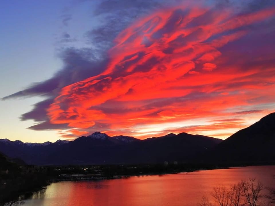 Schöne rote Wolken über dem Lago Maggiore