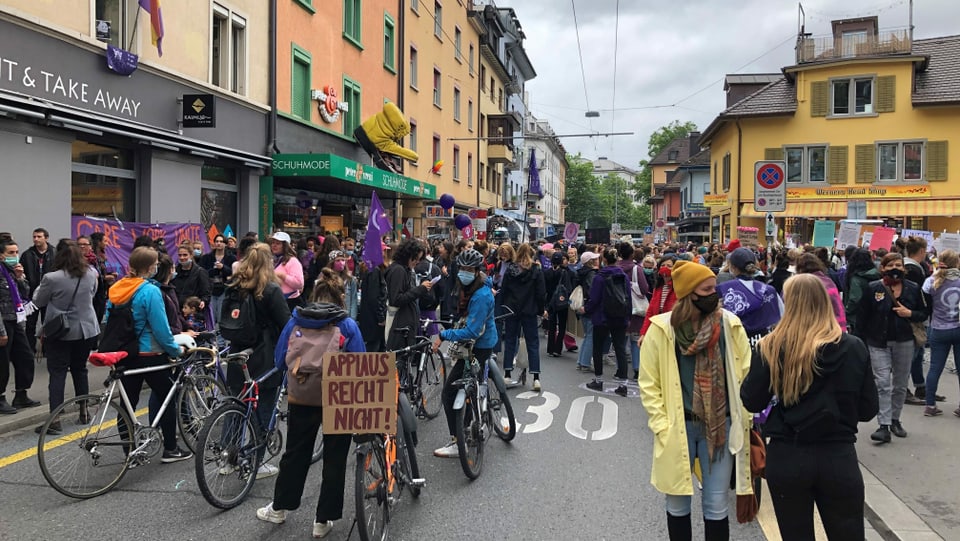 Frauen stehen auf der Zürcher Langstrasse