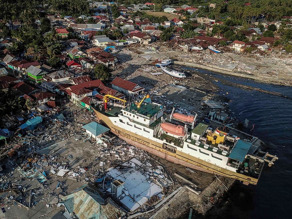 Grosses Schiff, welches nach dem Tsunami in Indonesien an Land gespült wurde. 