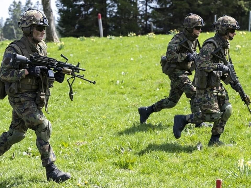 Soldaten bei der Verbandsübung LUX 23 auf dem Waffenplatz Les Pradières (NE).