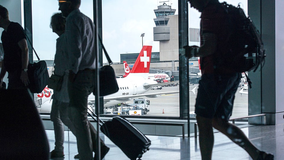 Ankommende Passagiere auf dem Flughafen Zürich.