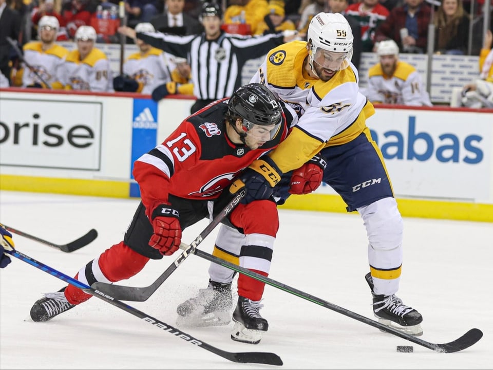 Behält im Schweizer Duell die Oberhand Roman Josi (r.) gegen Nico Hischier.