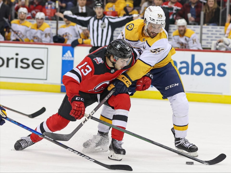 Roman Josi (r.) gegen Nico Hischier. 