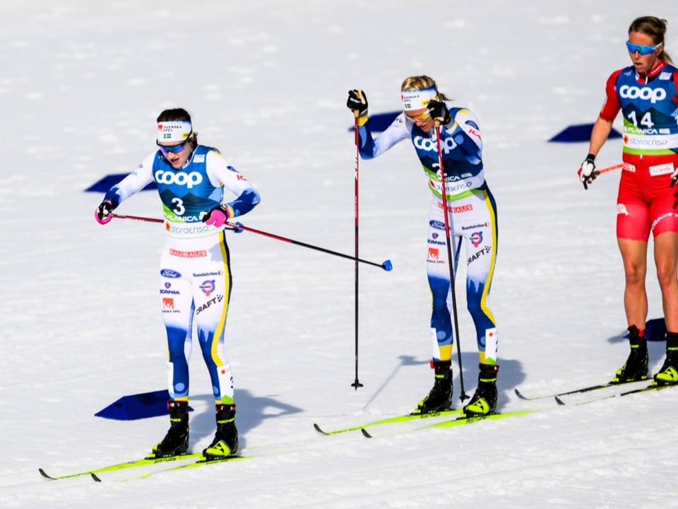 Astrid Slinds (rechts) Outfit offenbart die warmen Temperaturen in Planica. 