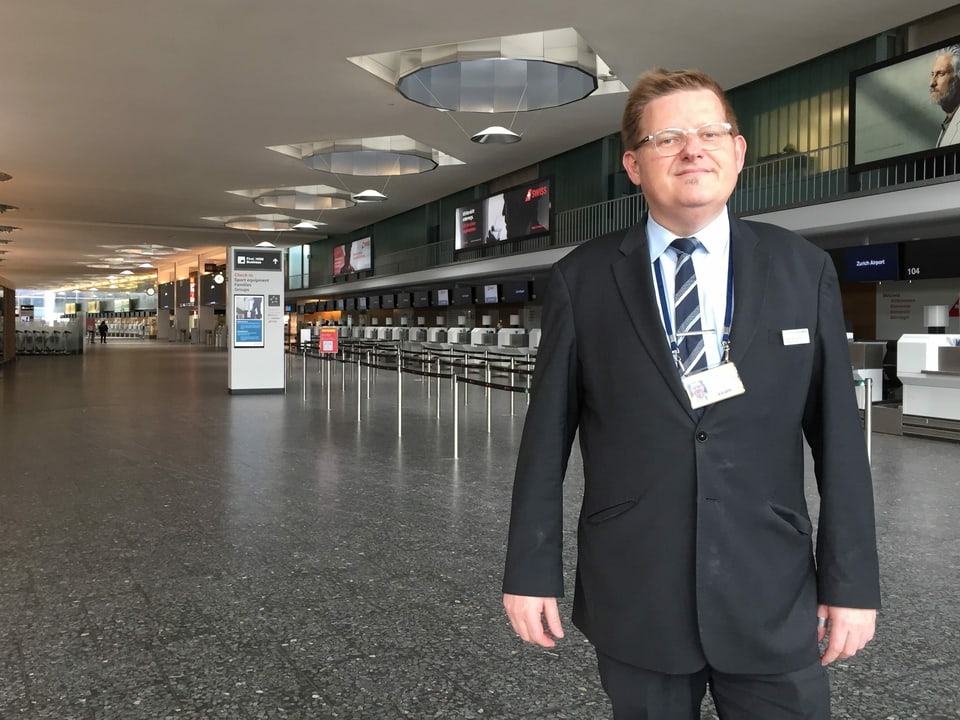 Flugahfen Manager Roger Bannwart steht am leeren Check-In