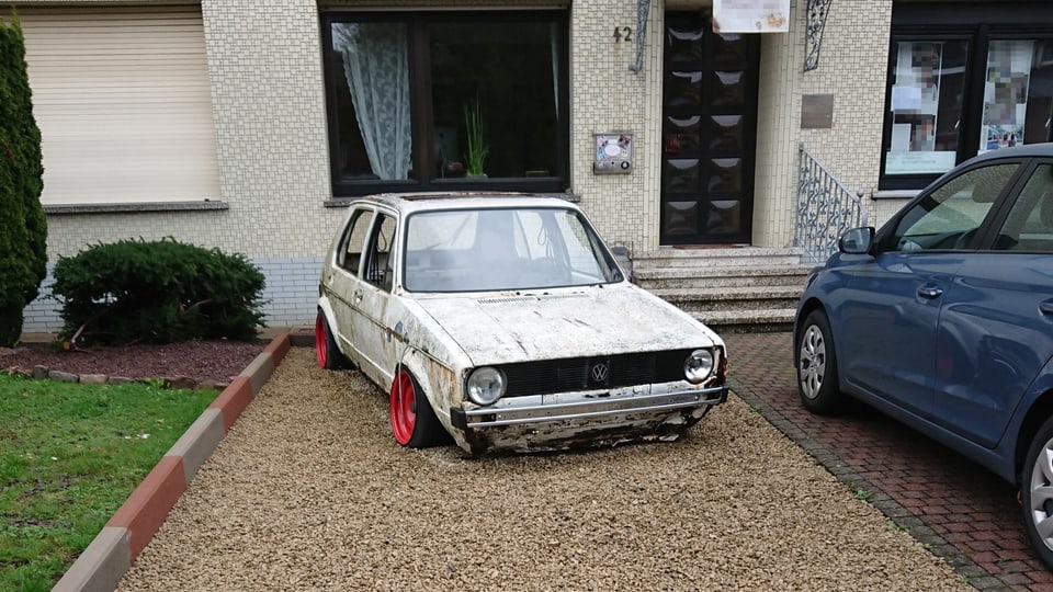 Weisses Auto auf Steinparkplatz