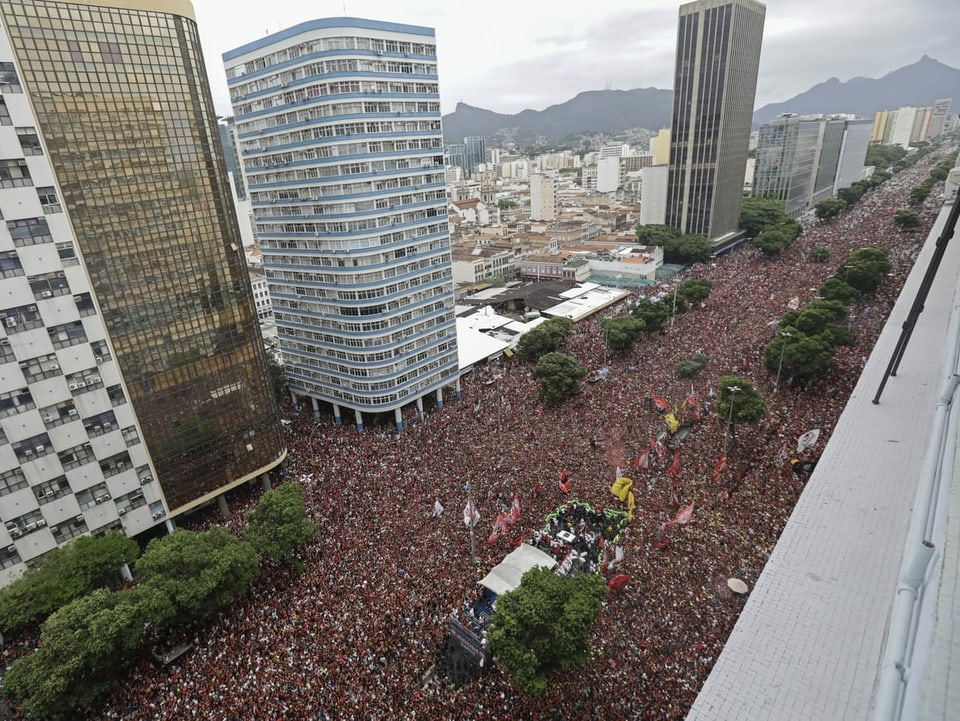 Menschen soweit das Auge reicht: Das Team von Flamengo feiert in einer Busparade in Rio de Janeiro.