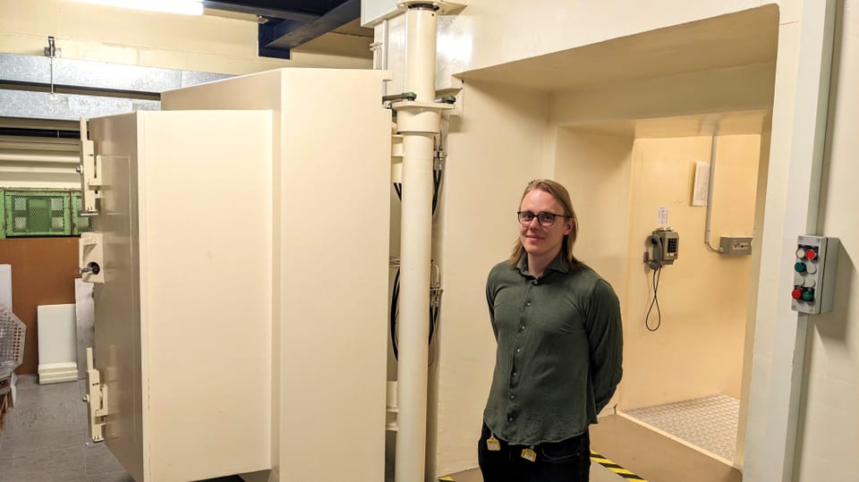 Physiker Oskari Pakari vor der 1.5 Meter dicken Betontür, dem Zugang zum Crocus 