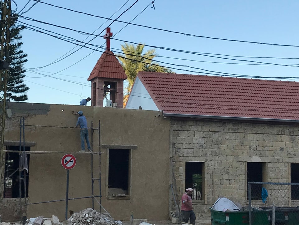 Kirche mit Bauarbeitern