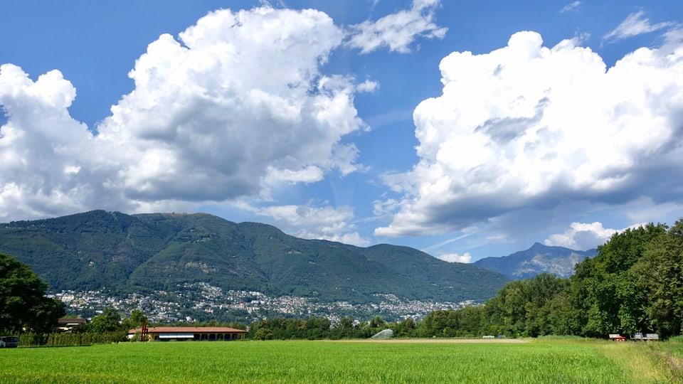 Locarno Blick vom Maggiadelta Richtung Meteostation Locarno-Monti.