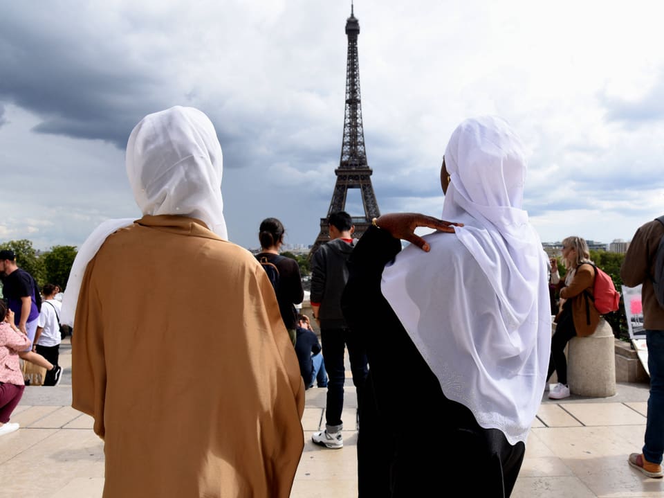 Frauen mit Abaya in Paris