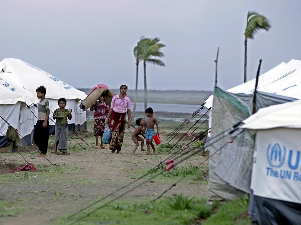 Menschen in einem burmesischen Flüchtlingslager auf der Flucht. 