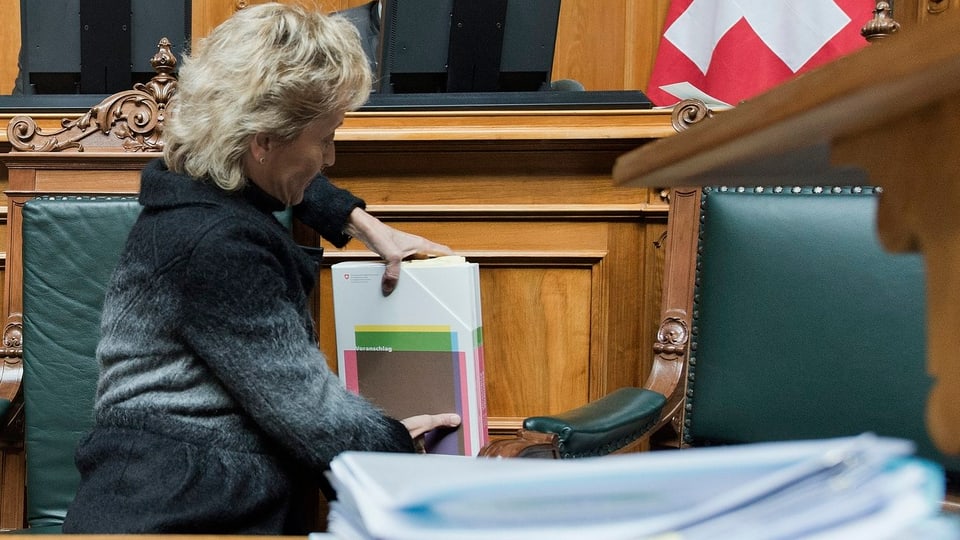 Eveline Widmer-Schlumpf packt in Nationalratssaal ihre Unterlagen ein oder aus.