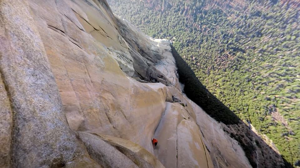 Ein Kletterer ohne Seil an der extremen Wand des El Capitan