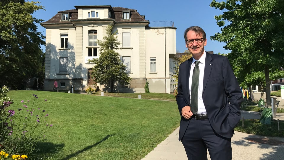 Rolf Gilgen vor dem ersten Spitalgebäude Bülach