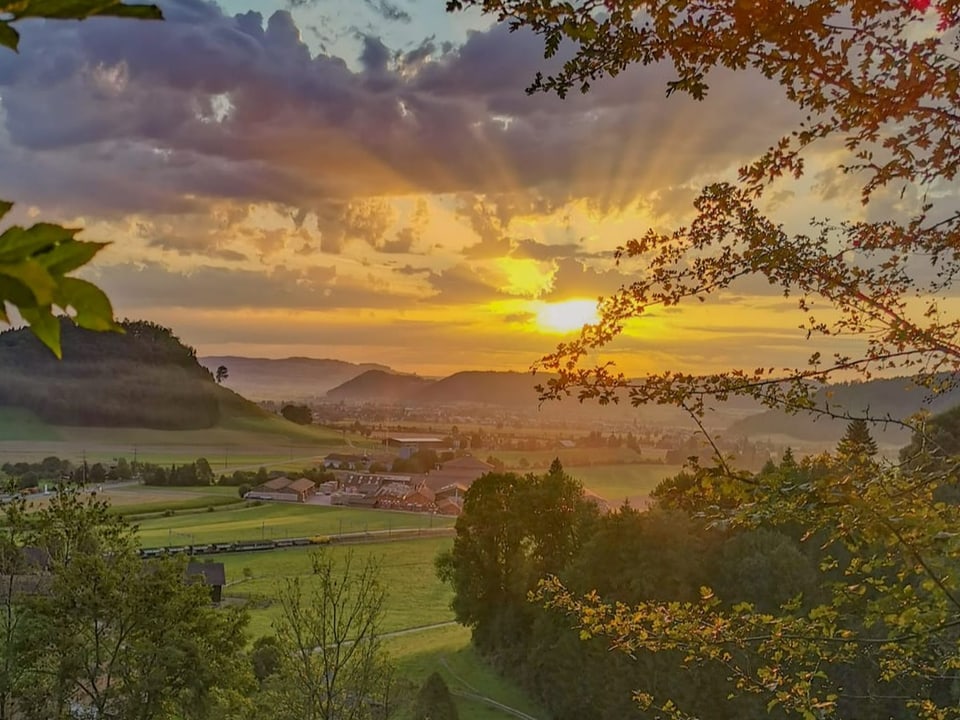 Sonnenaufgang mit Strahlenbündel