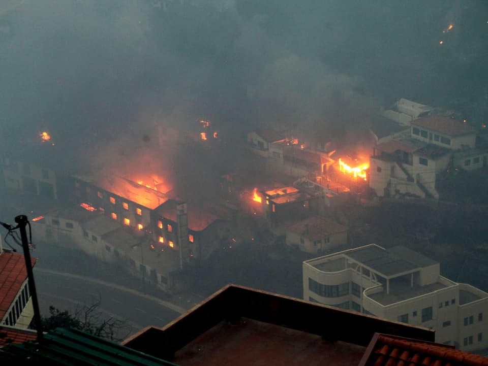 Flammen wüten in Madeiras Hauptstadt Funchal. 