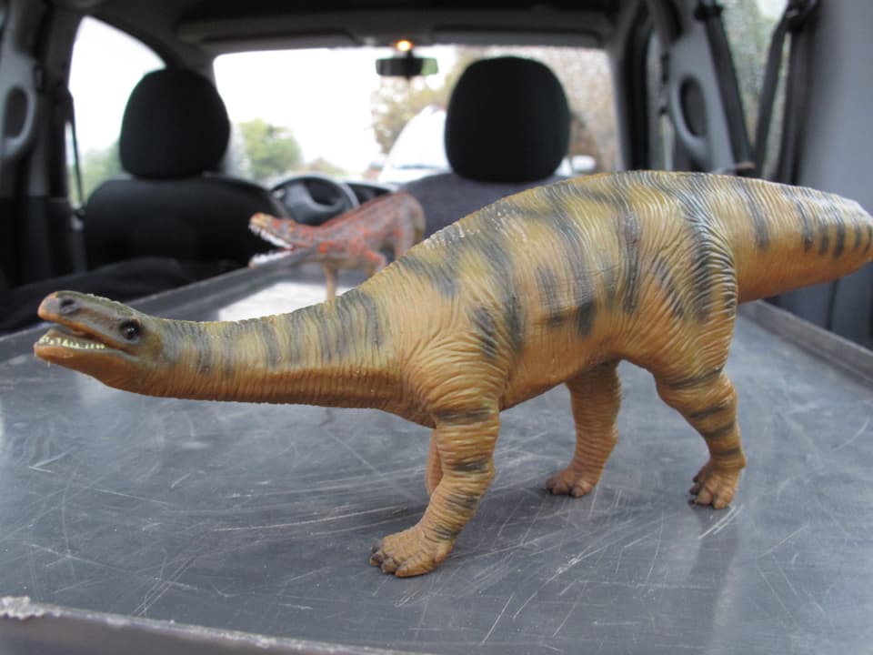 Dinosaurier-Modell aus Plastik in einem Auto