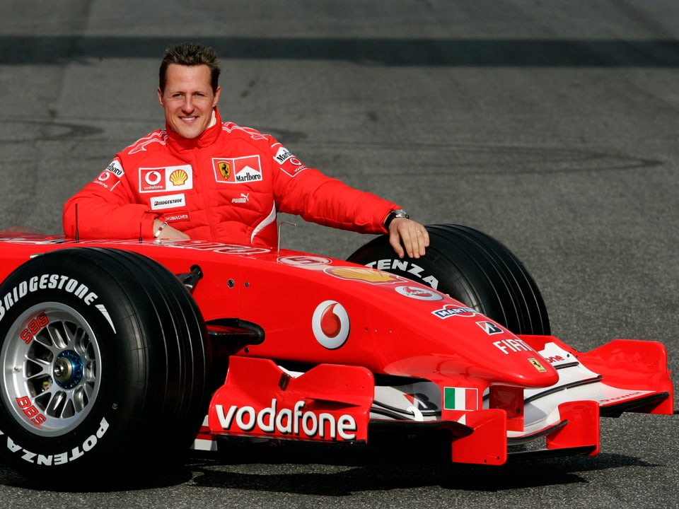 Schumacher posiert 2006 in Ferraris neuem Formel-1-Wagen. 