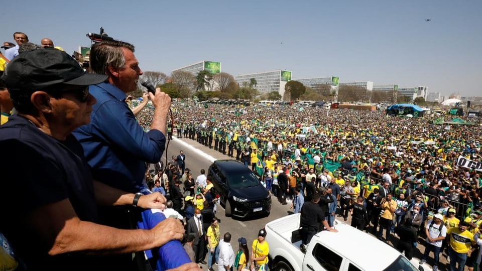 Bolsonaro spricht unter freiem Himmel Zehntausende Menschen in Brasilien an.