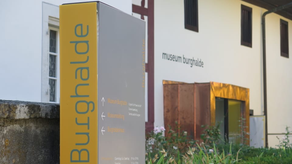 Das Logo vom Museum ist zu sehen vor dem Museumseingang.