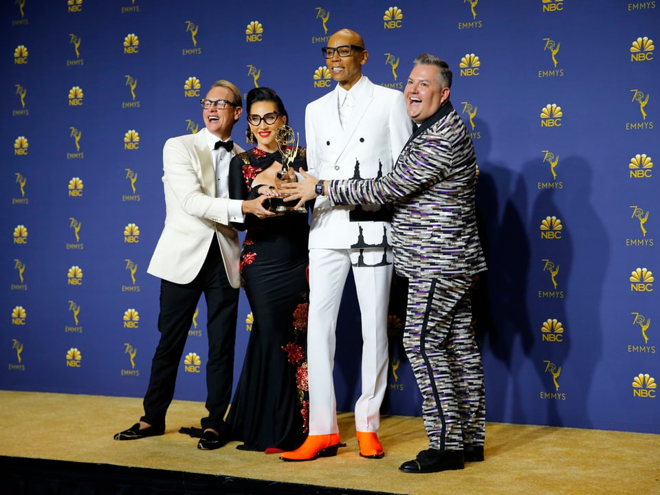 Das Team von «RuPaul's Drag Race» mit dem Emmy für die beste Casting-Show. 