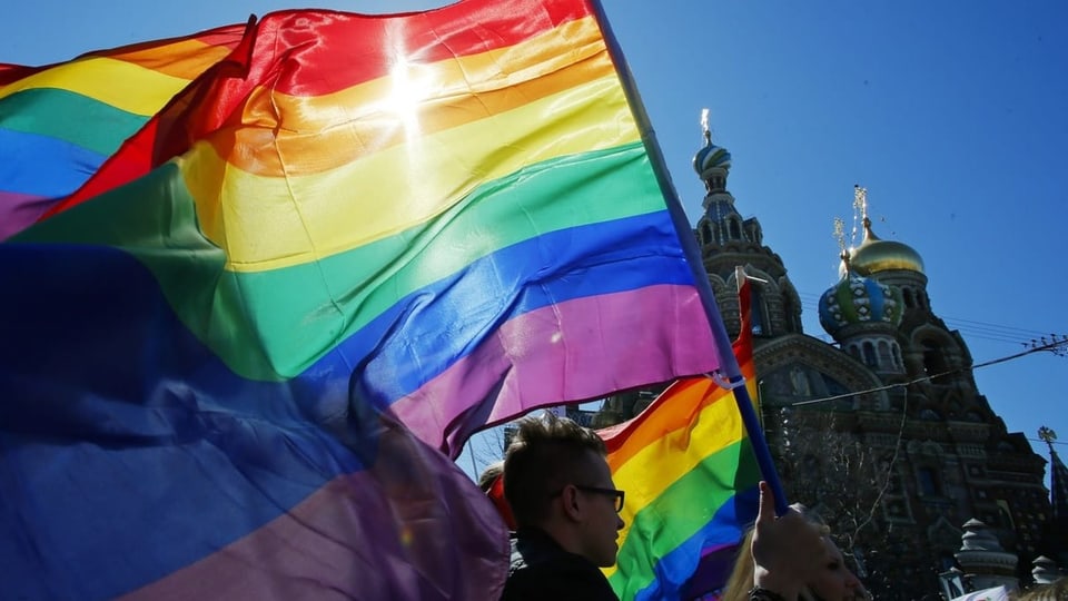 Aktivisten für die Rechte von Homosexuellen Regenbogenfahnen
