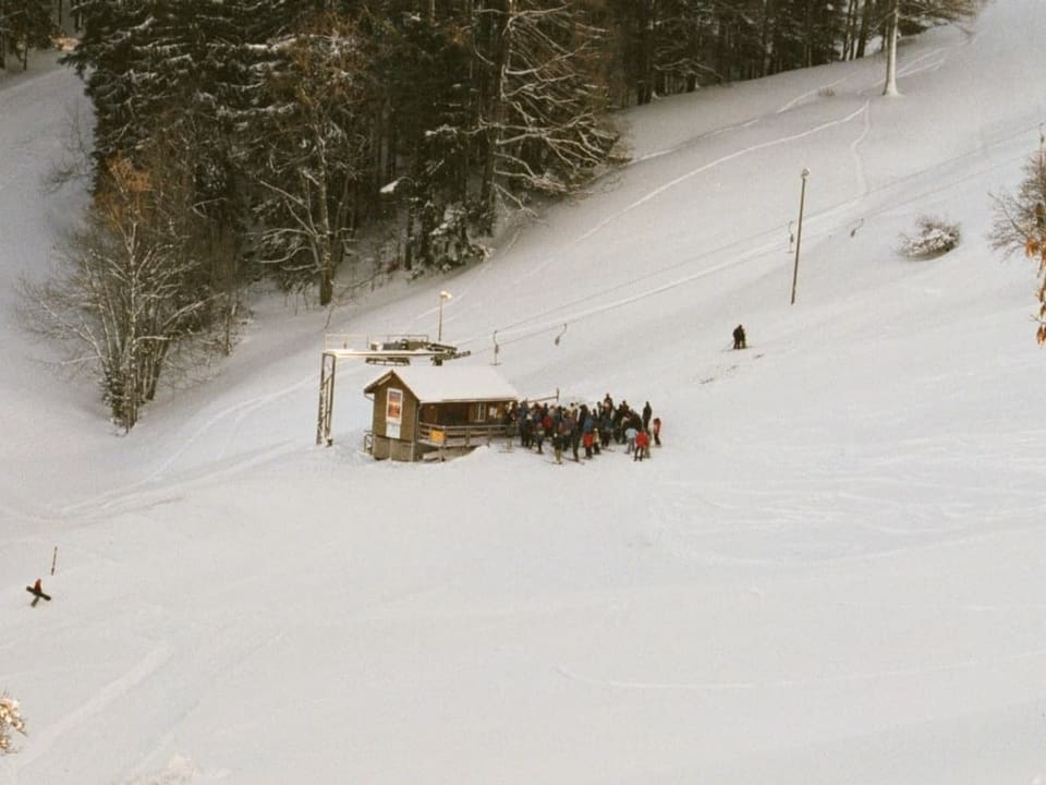 Kleiner Skilift, vor dem Häuschen stehet eine Menschentraube