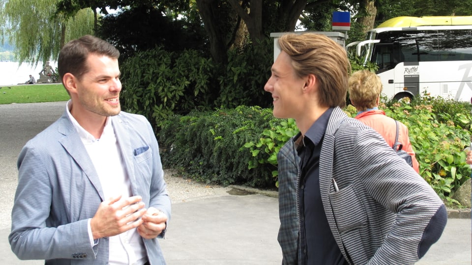 Fabian Reinhard (FDP) und Yannick Gauch (Juso) diskutieren