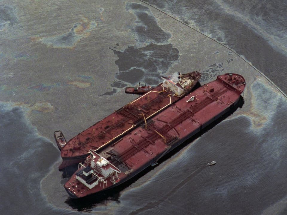 Der Exxon-Valdez-Tanker aus der Vogelperspektive.