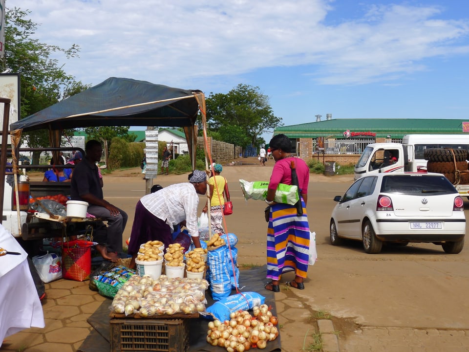Ein Markt in Afrika, auf dem Bauern ihre Produkte verkaufen.
