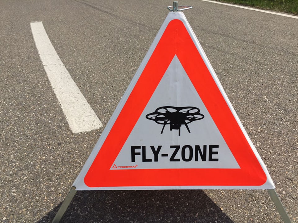 Warntafel mit einer Drohne und der Aufschrift «Fly-Zone».