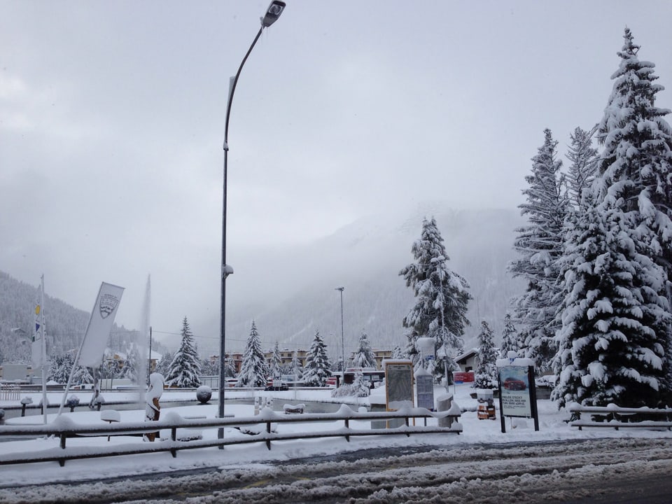 Verschneiter Parkplatz ohne Autos in Davos