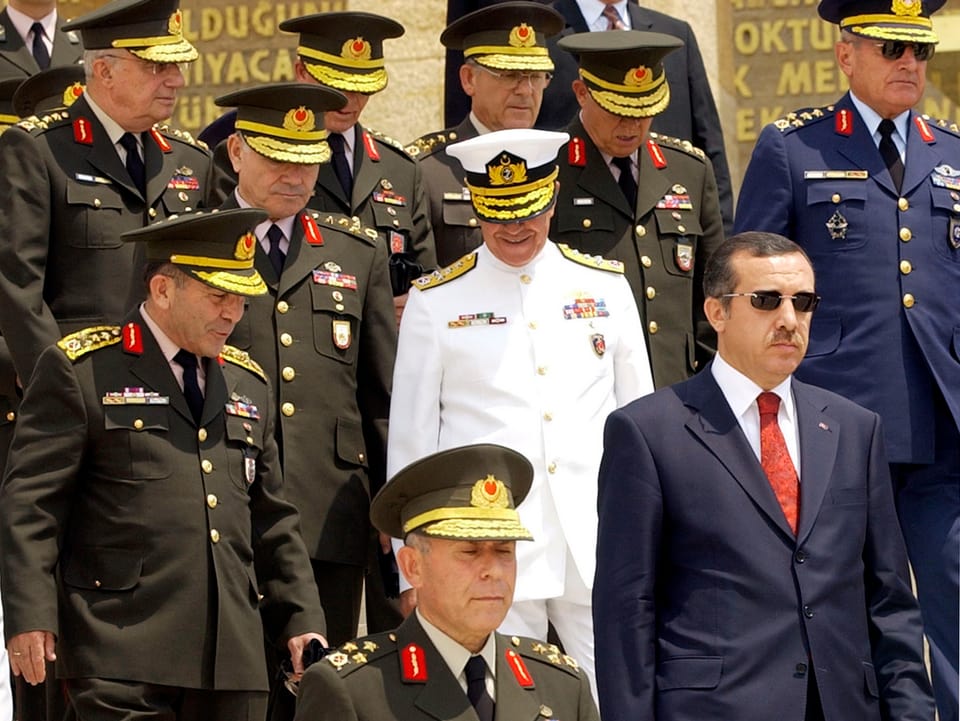 Erdogan umringt von Generälen.