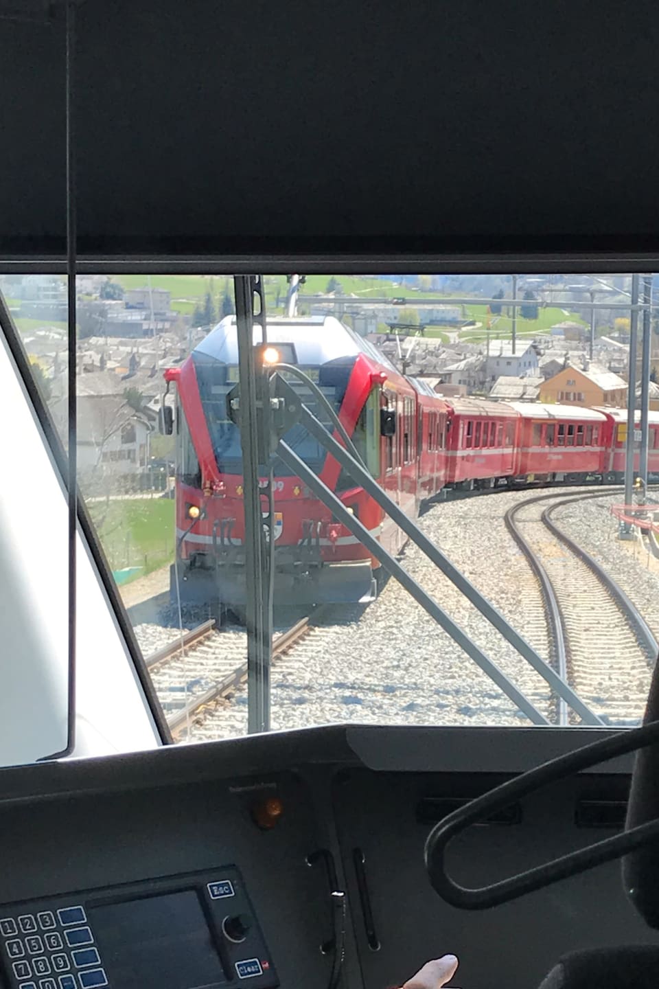 Blick aus dem Führerstand einer Lok auf einen entgegenkommenden Zug.