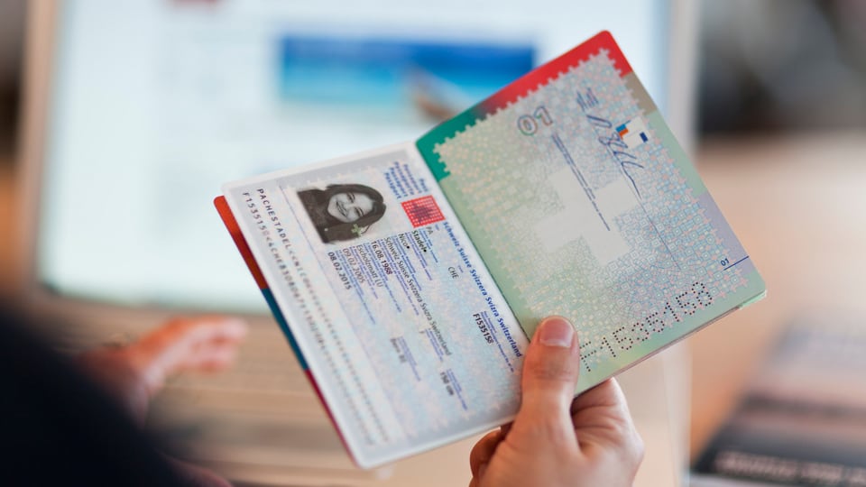 Ein geöffneter Schweizer Pass