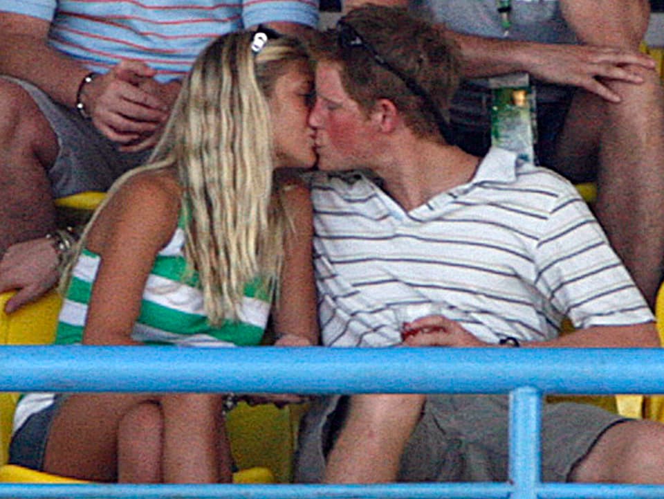 Prinz Harry küsst seine damalige Freundin Chelsy Davy.