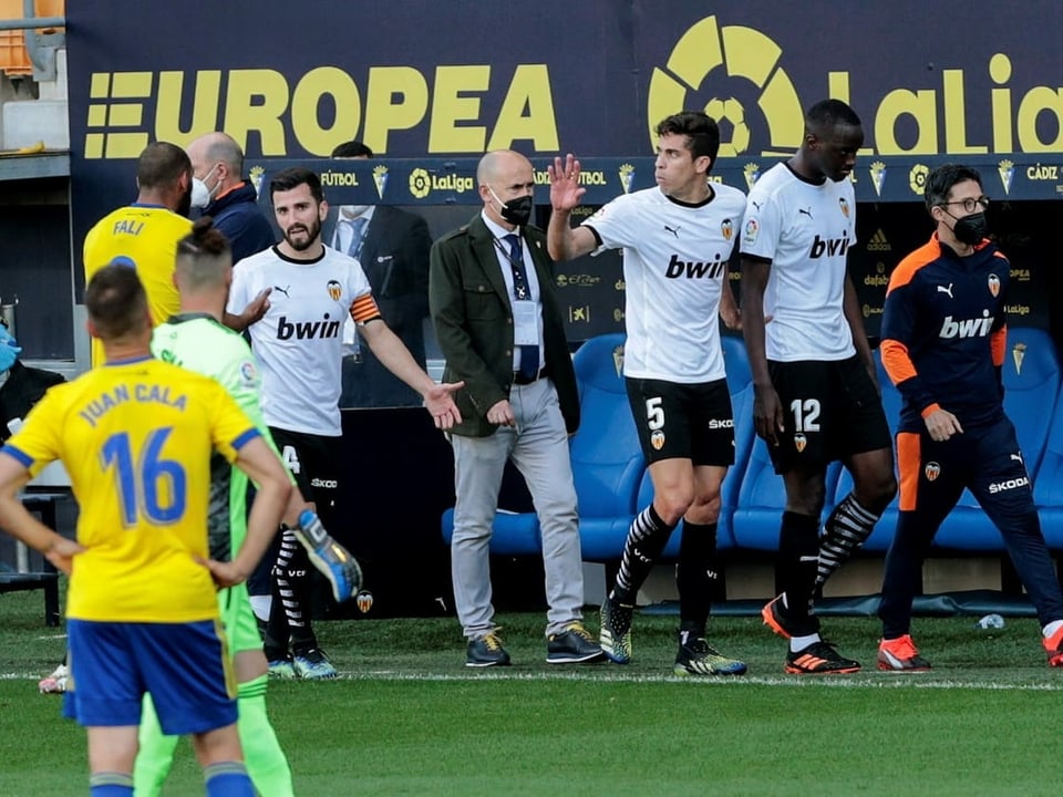 Die Valencia-Spieler verlassen in Cadiz das Spielfeld.