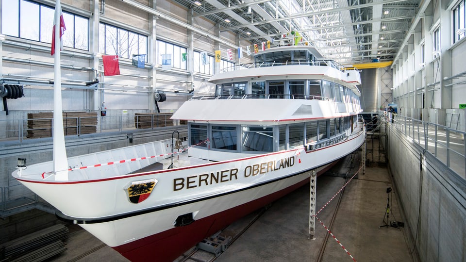 Die MS «Berner Oberland» in der neuen Werfthalle der BLS Schifffahrt Thunersee im Frühling 2018.