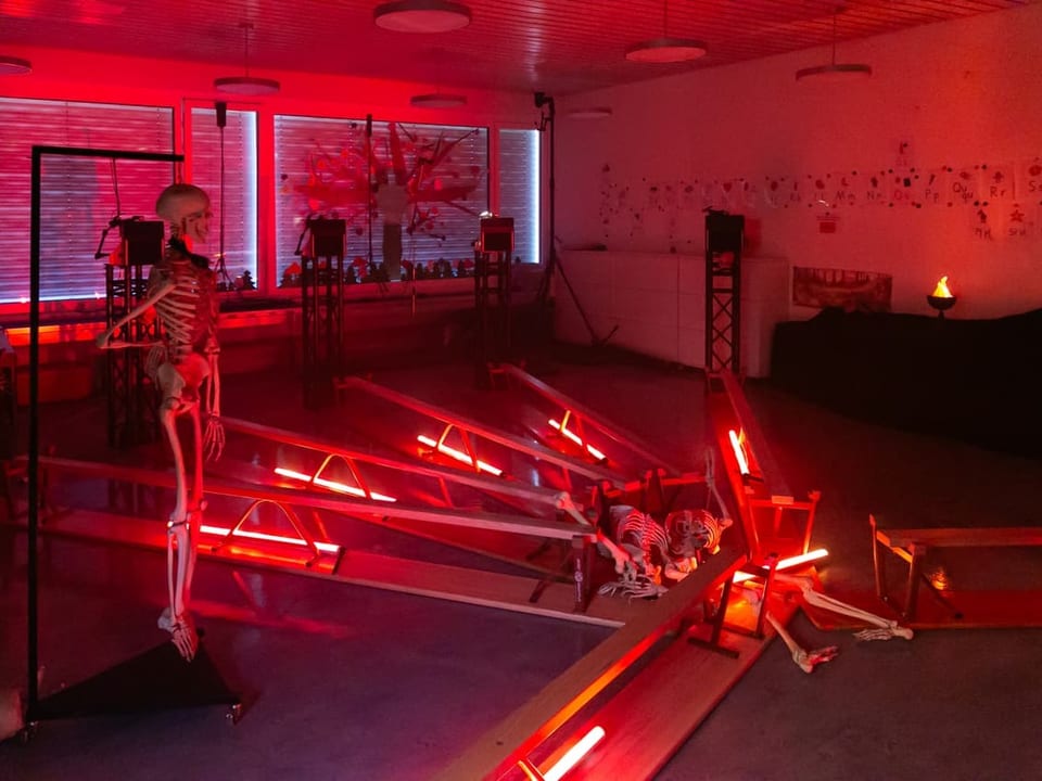 Klassenzimmer mit roter Beleuchtung
