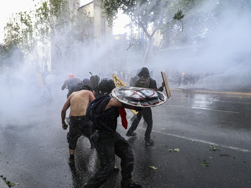 Demonstranten werden von Wasserwerfer getroffen