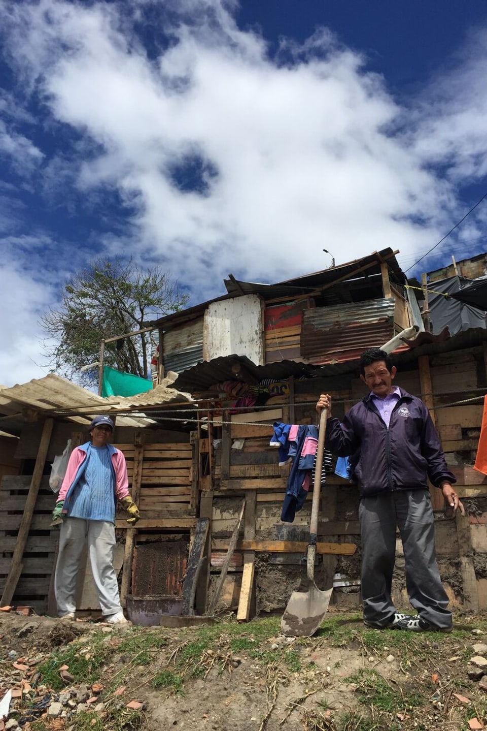 Bewohner vor ihren Hütten in einem Slam von Bogota