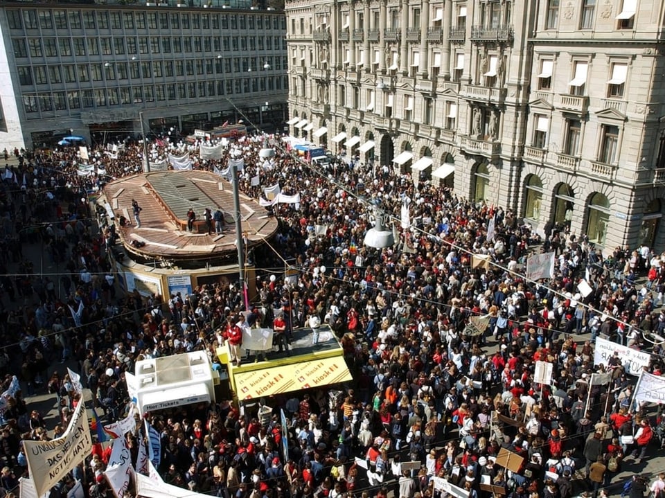 Grosse Menschenmenge bei einer Demonstration.