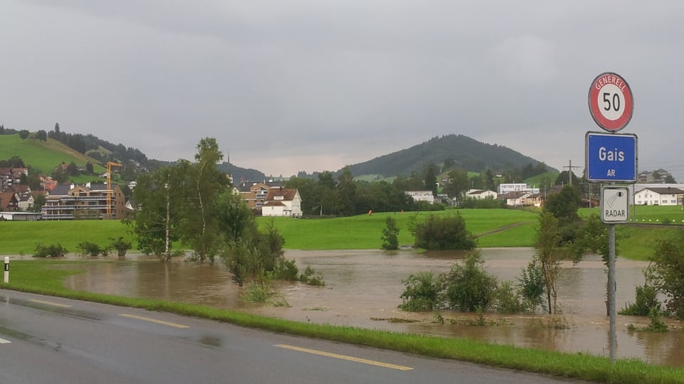 Eine überflutete Wiese am Dorfeingang von Gais (AR).